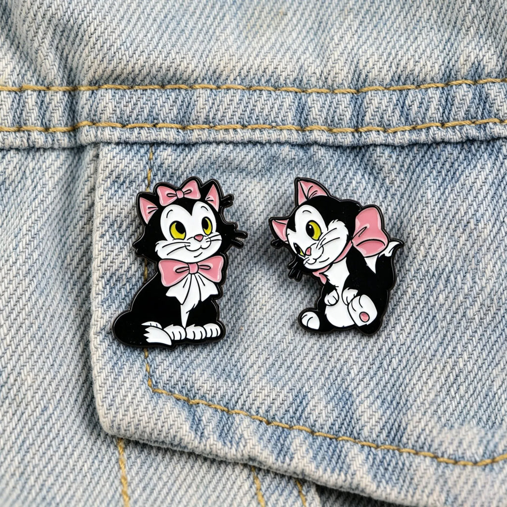 Pins metal gato con lacito