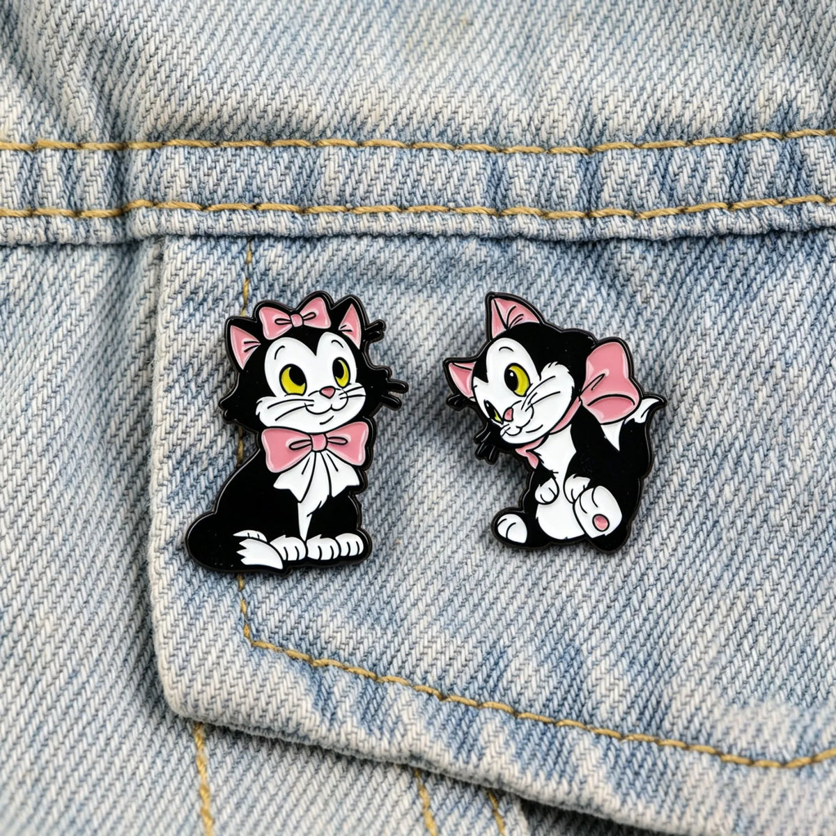 Pins metal gato con lacito